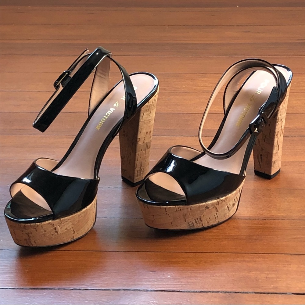 Pour la Victoire, black patent sandals, size 8